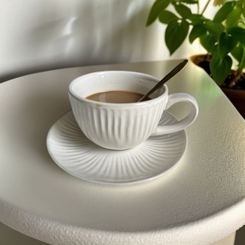 Set de cești de cafea din ceramică cu glazură de cuptor, stil european, lux discret, pentru uz casnic — cești și farfurioare