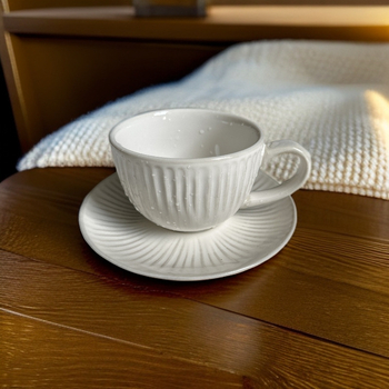 Set de cești de cafea din ceramică cu glazură de cuptor, stil european, lux discret, pentru uz casnic — cești și farfurioare