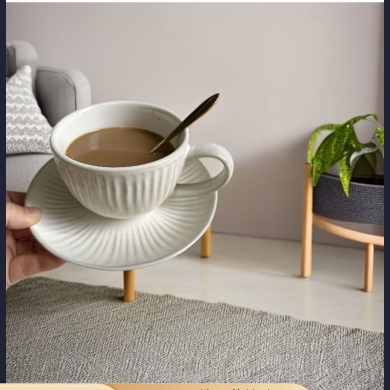 Set de cești de cafea din ceramică cu glazură de cuptor, stil european, lux discret, pentru uz casnic — cești și farfurioare