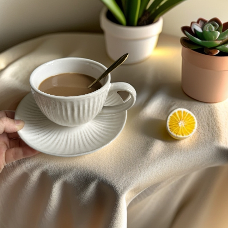 Set de cești de cafea din ceramică cu glazură de cuptor, stil european, lux discret, pentru uz casnic — cești și farfurioare