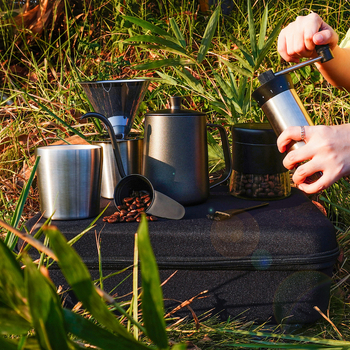 Set de cafea din oțel inoxidabil pentru exterior, cutie cadou, cu râșniță, cană de filtrare și oală cu două cești și farfurioare — stil european