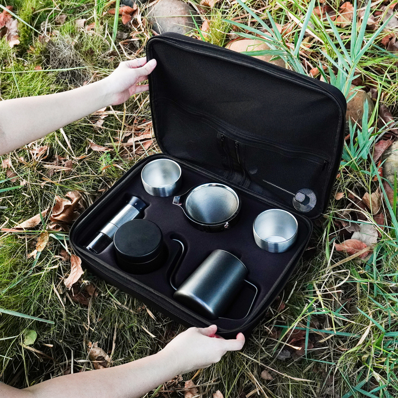 Set de cafea din oțel inoxidabil pentru exterior, cutie cadou, cu râșniță, cană de filtrare și oală cu două cești și farfurioare — stil european