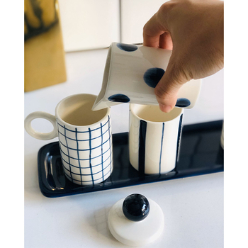 Set ceramic albastru închis pentru lapte: cană de lapte, recipient de lapte și cești de cafea — stil simplu rustic