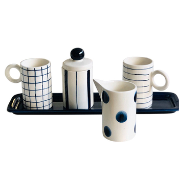 Set ceramic albastru închis pentru lapte: cană de lapte, recipient de lapte și cești de cafea — stil simplu rustic