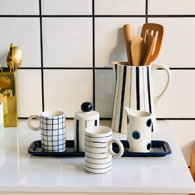 Set ceramic albastru închis pentru lapte: cană de lapte, recipient de lapte și cești de cafea — stil simplu rustic