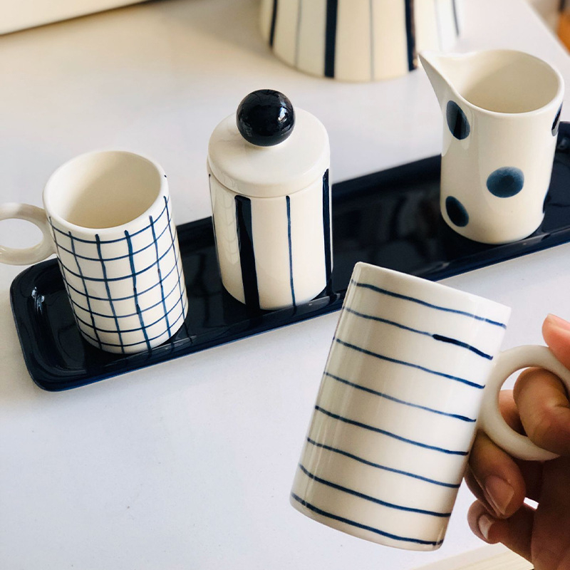 Set ceramic albastru închis pentru lapte: cană de lapte, recipient de lapte și cești de cafea — stil simplu rustic