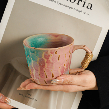 Set ceramic pentru cafea: cană cu farfurie, glazură roz, stil retro elegant