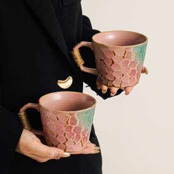 Set ceramic pentru cafea: cană cu farfurie, glazură roz, stil retro elegant