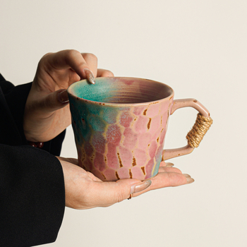 Set ceramic pentru cafea: cană cu farfurie, glazură roz, stil retro elegant