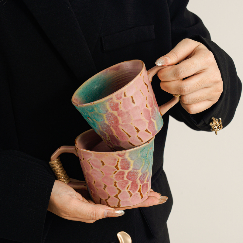 Set ceramic pentru cafea: cană cu farfurie, glazură roz, stil retro elegant