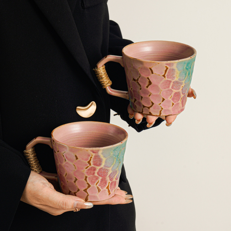 Set ceramic pentru cafea: cană cu farfurie, glazură roz, stil retro elegant