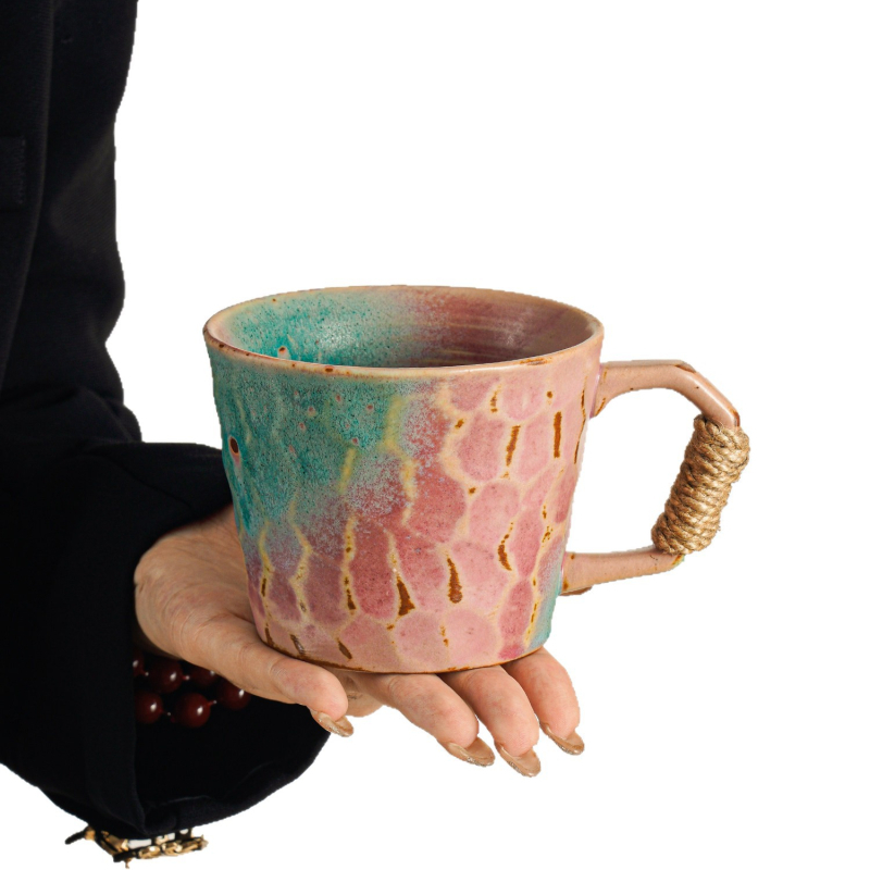 Set ceramic pentru cafea: cană cu farfurie, glazură roz, stil retro elegant