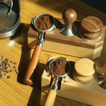 Suport din lemn pentru cafea în stil italian, cu finisaj pictat manual în dungi, însoțit de instrument de tampare