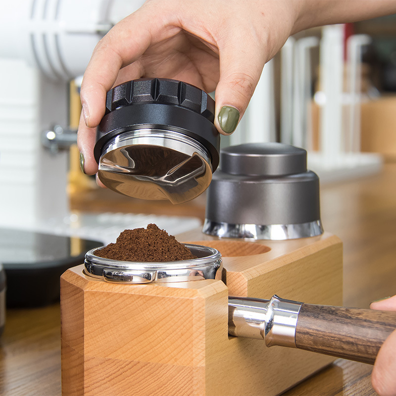 Suport din lemn pentru cafea în stil italian, cu finisaj pictat manual în dungi, însoțit de instrument de tampare