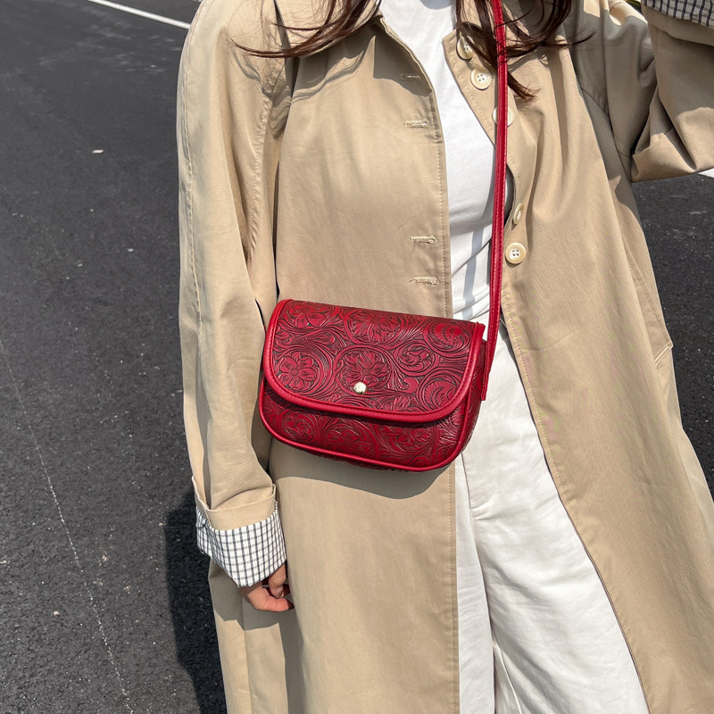 Ženska crossbody torba s teksturom i otisom, jesen-zima, model 2025, srednja veličina, PU koža