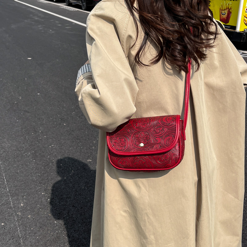 Ženska crossbody torba s teksturom i otisom, jesen-zima, model 2025, srednja veličina, PU koža