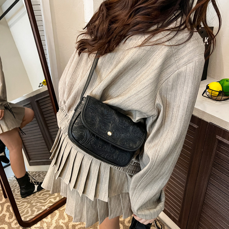 Ženska crossbody torba s teksturom i otisom, jesen-zima, model 2025, srednja veličina, PU koža