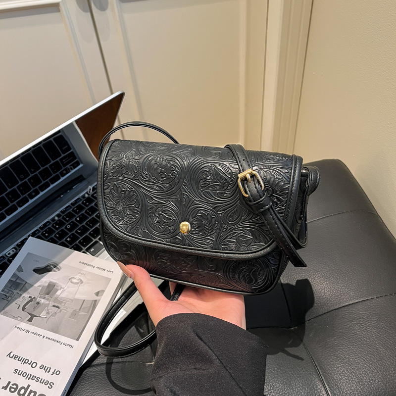 Ženska crossbody torba s teksturom i otisom, jesen-zima, model 2025, srednja veličina, PU koža