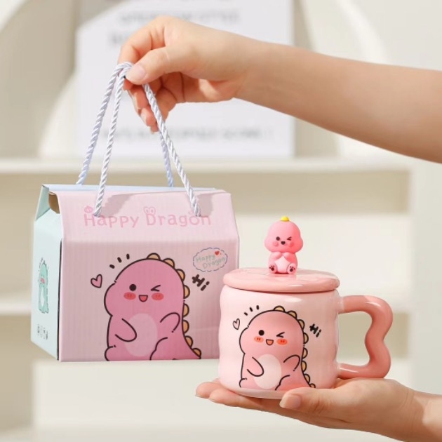 Cană ceramică drăguță cu capac și linguriță – set cadou într-o cutie pentru cupluri