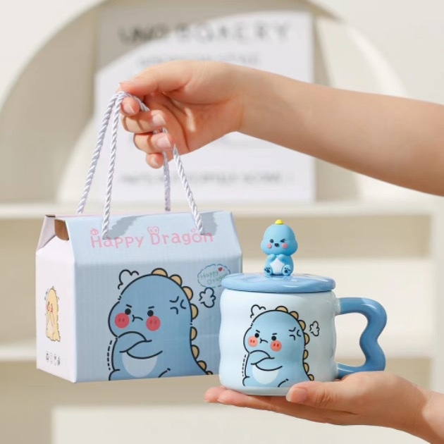 Cană ceramică drăguță cu capac și linguriță – set cadou într-o cutie pentru cupluri