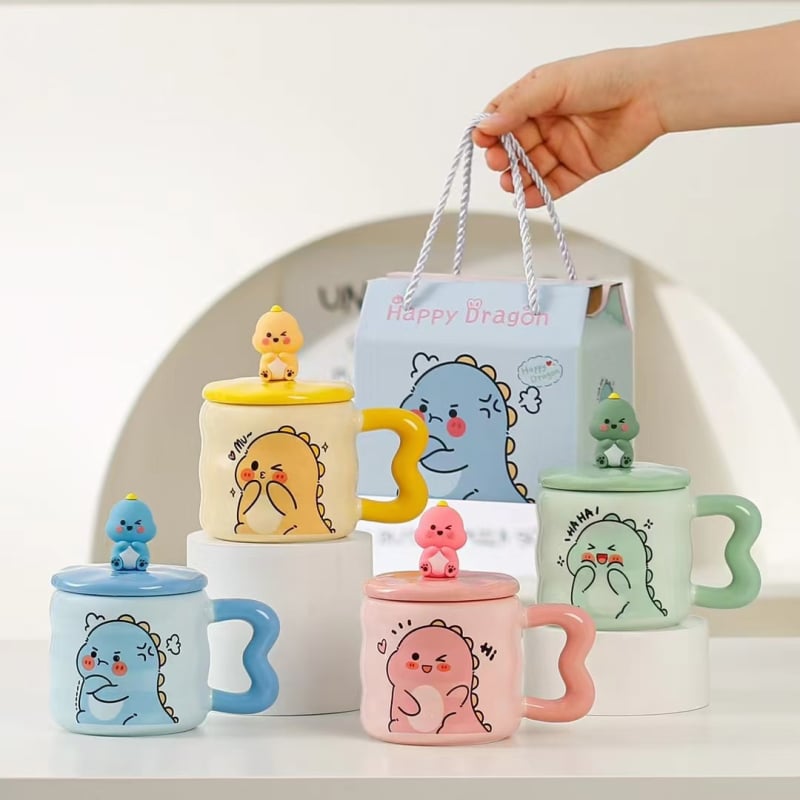 Cană ceramică drăguță cu capac și linguriță – set cadou într-o cutie pentru cupluri