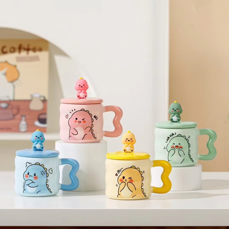 Cană ceramică drăguță cu capac și linguriță – set cadou într-o cutie pentru cupluri