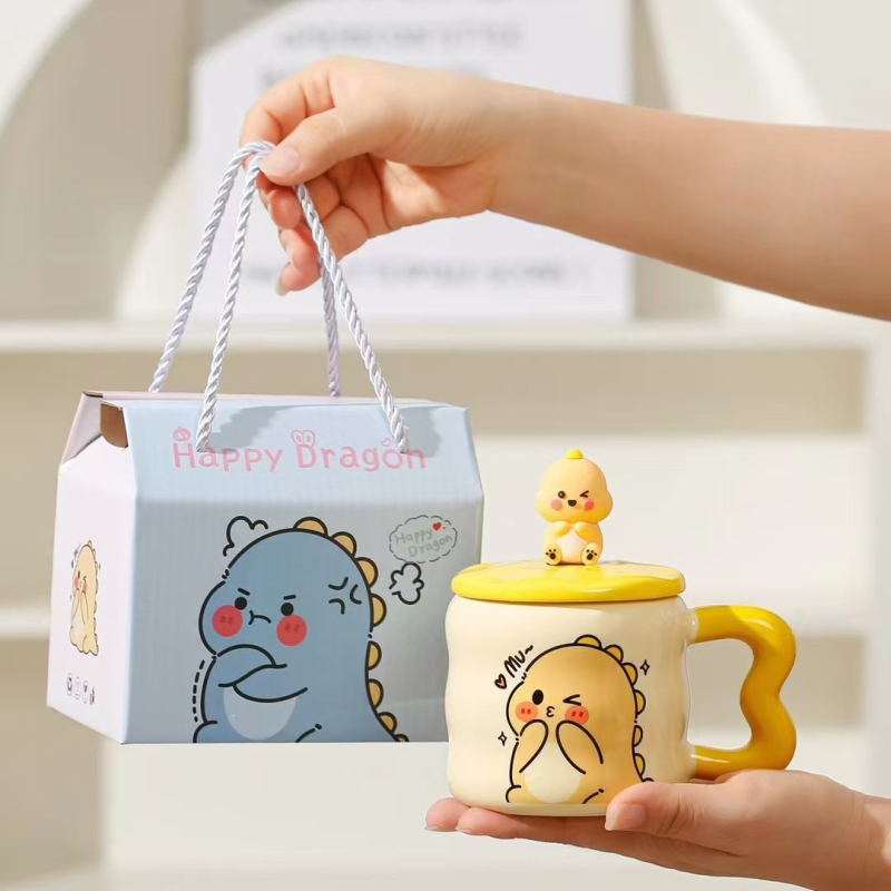 Cană ceramică drăguță cu capac și linguriță – set cadou într-o cutie pentru cupluri