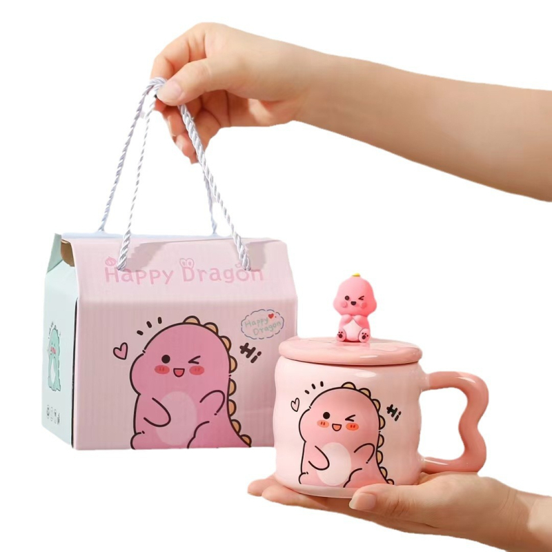 Cană ceramică drăguță cu capac și linguriță – set cadou într-o cutie pentru cupluri