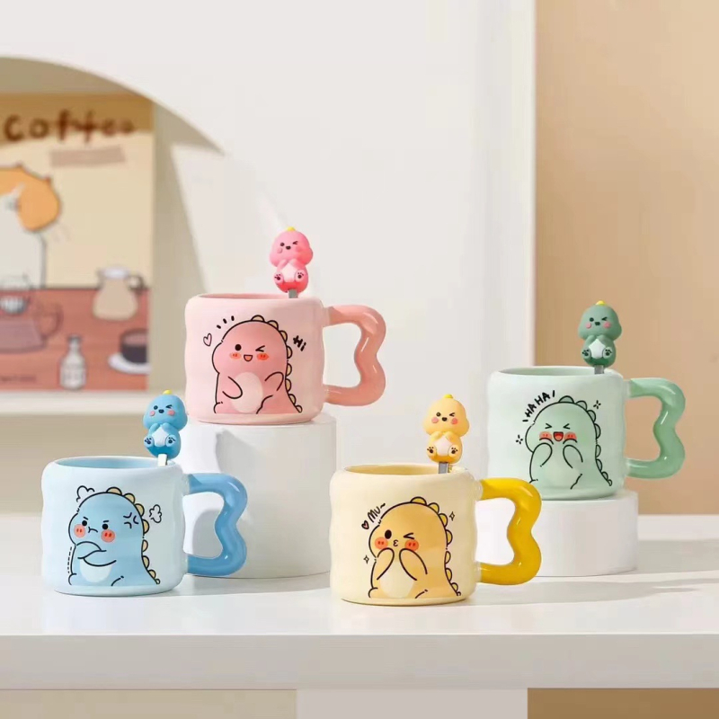 Cană ceramică drăguță cu capac și linguriță – set cadou într-o cutie pentru cupluri