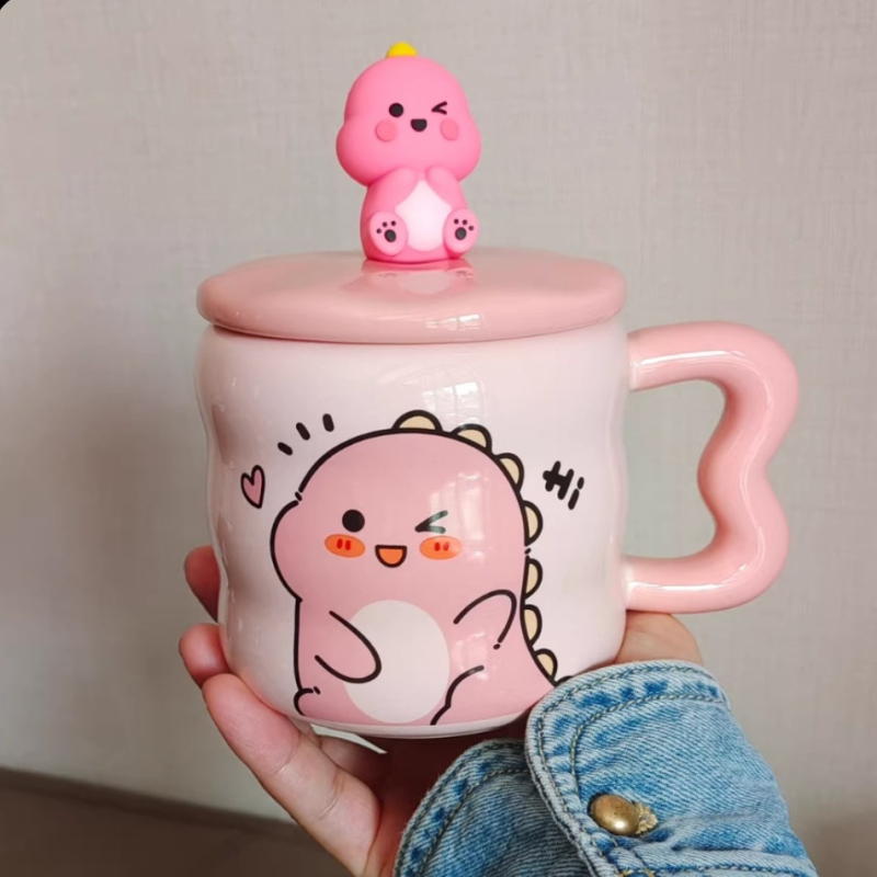 Cană ceramică drăguță cu capac și linguriță – set cadou într-o cutie pentru cupluri