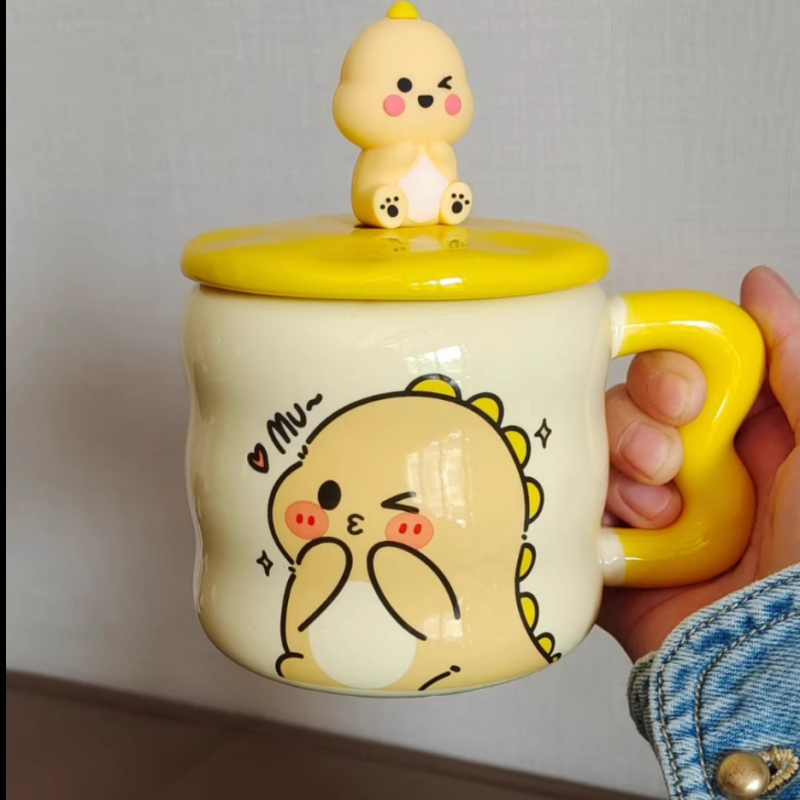 Cană ceramică drăguță cu capac și linguriță – set cadou într-o cutie pentru cupluri