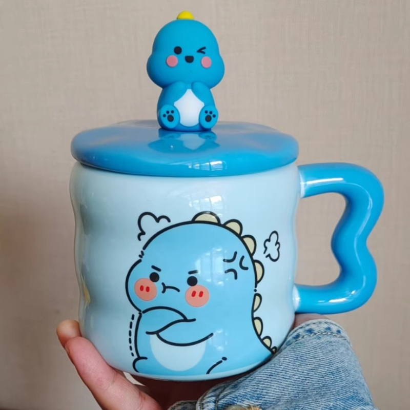 Cană ceramică drăguță cu capac și linguriță – set cadou într-o cutie pentru cupluri
