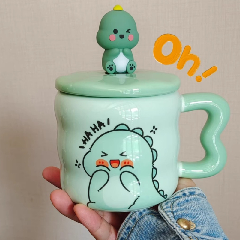 Cană ceramică drăguță cu capac și linguriță – set cadou într-o cutie pentru cupluri