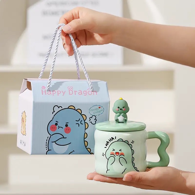Cană ceramică drăguță cu capac și linguriță – set cadou într-o cutie pentru cupluri