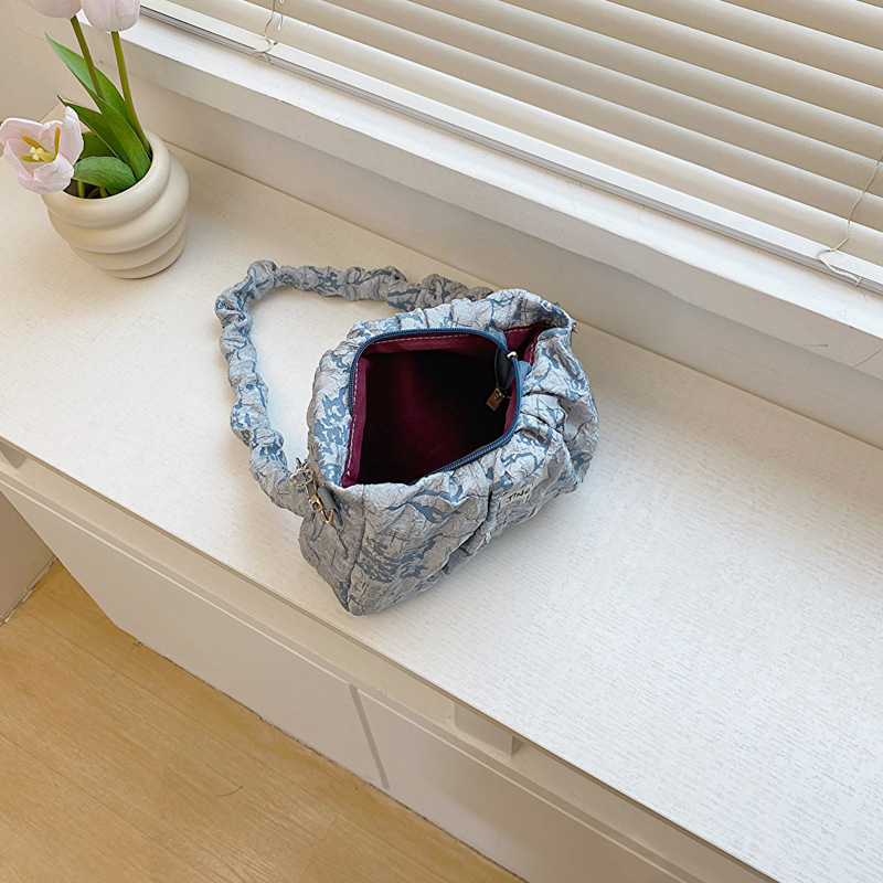 Ženska mini torba s plisiranom teksturom, preko ramena i crossbody stil, ljeto 2026