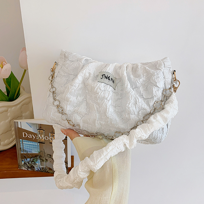 Ženska mini torba s plisiranom teksturom, preko ramena i crossbody stil, ljeto 2026