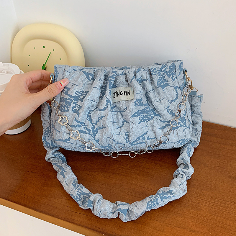 Ženska mini torba s plisiranom teksturom, preko ramena i crossbody stil, ljeto 2026