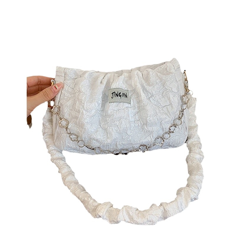 Ženska mini torba s plisiranom teksturom, preko ramena i crossbody stil, ljeto 2026