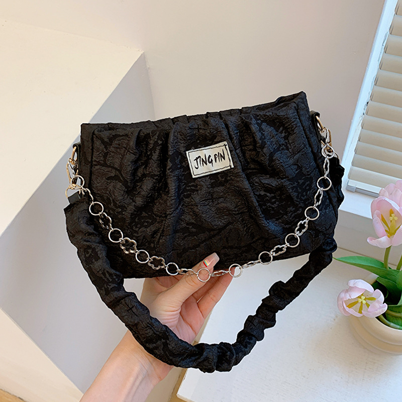 Ženska mini torba s plisiranom teksturom, preko ramena i crossbody stil, ljeto 2026