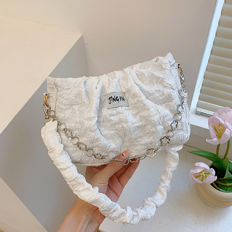 Ženska mini torba s plisiranom teksturom, preko ramena i crossbody stil, ljeto 2026