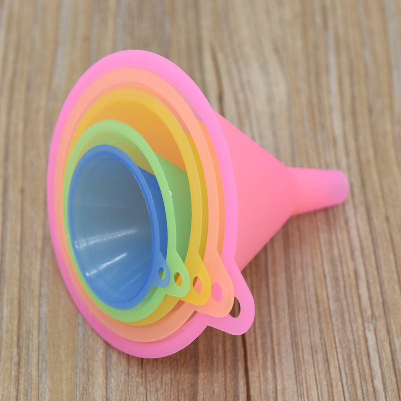 Set de 5 pâlnii din plastic, colorate în nuanțe de bomboane, pentru uz casnic, diferite dimensiuni, 5 buc., 71 g