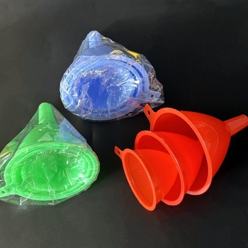 Set de 3 pâlnii din plastic colorat