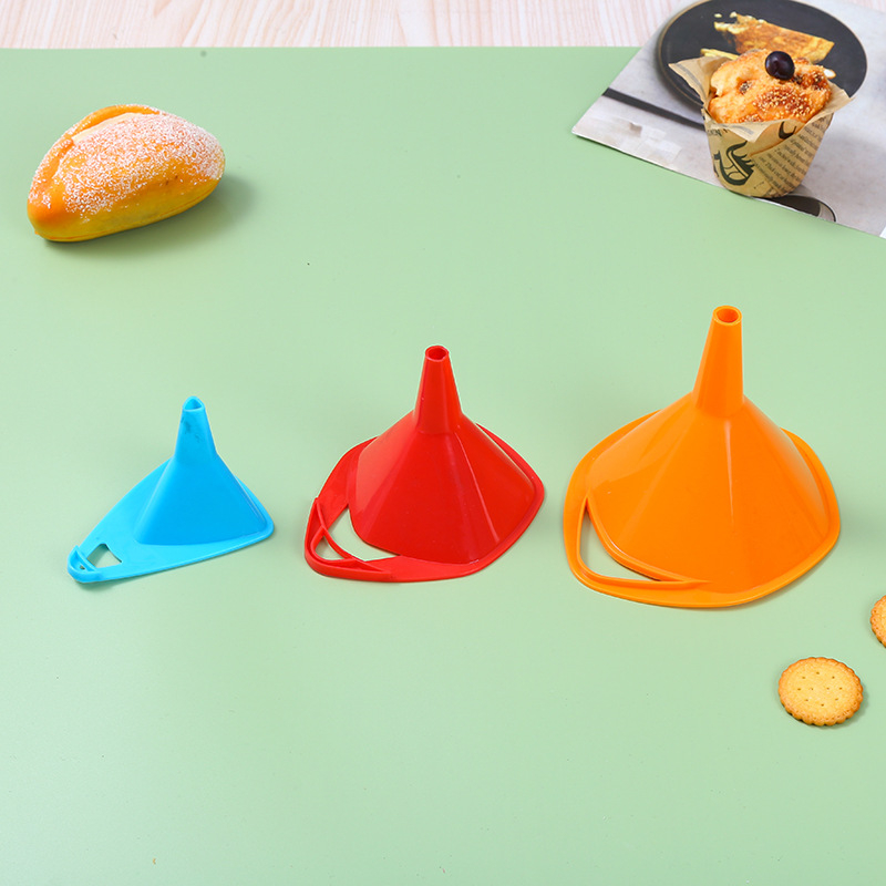 Set de 3 conuri triunghiulare din plastic colorat pentru bucătărie