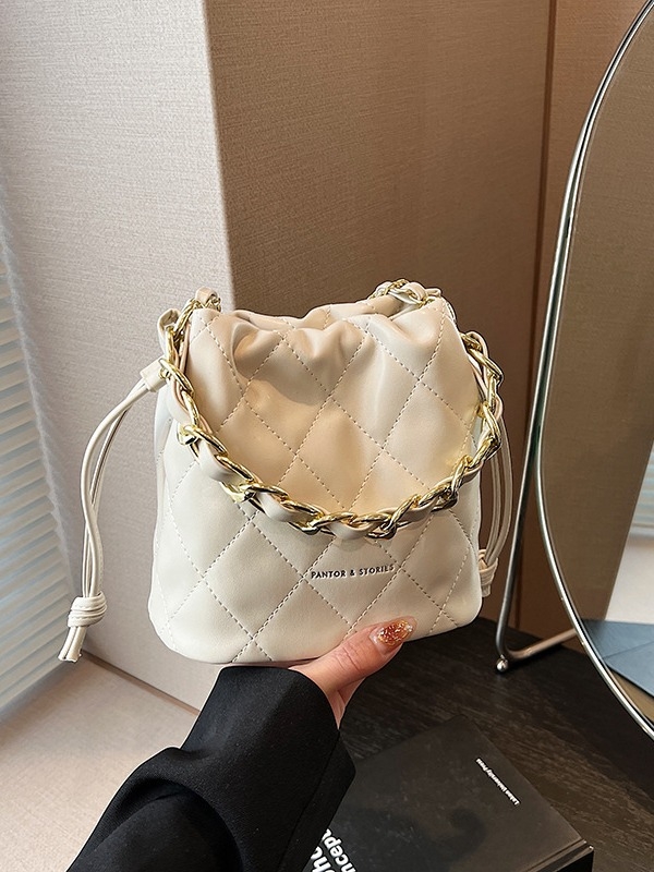 Ženska torbica s lancem u Chanel stilu, romb prešivana tekstura bucket oblika, za žene, zimski model 2024