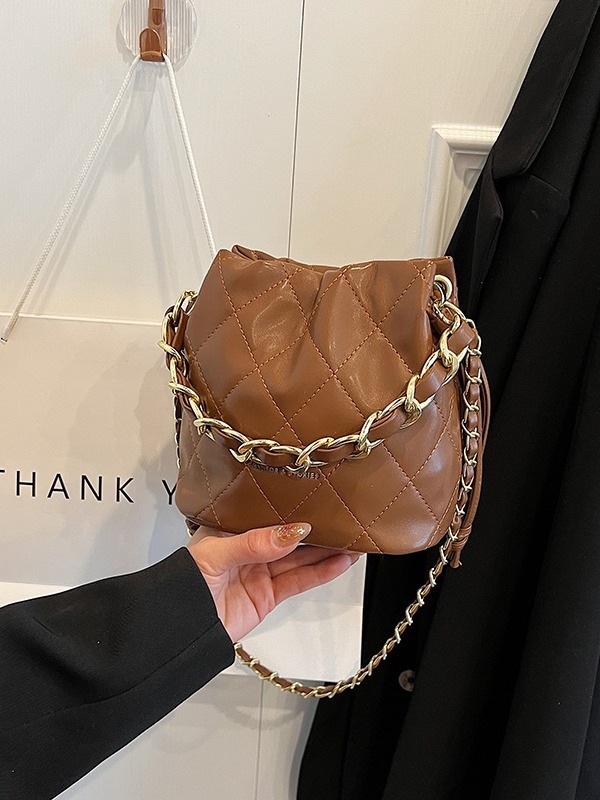 Ženska torbica s lancem u Chanel stilu, romb prešivana tekstura bucket oblika, za žene, zimski model 2024