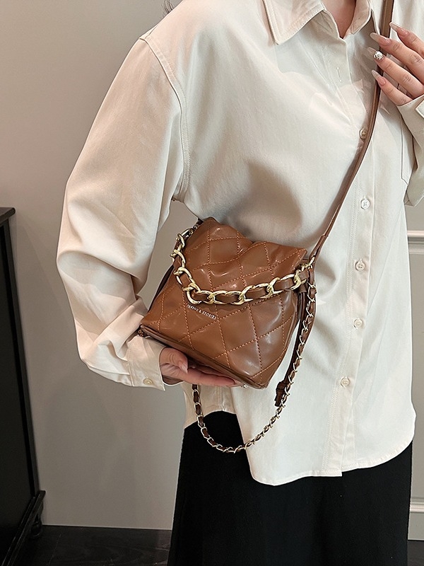 Ženska torbica s lancem u Chanel stilu, romb prešivana tekstura bucket oblika, za žene, zimski model 2024