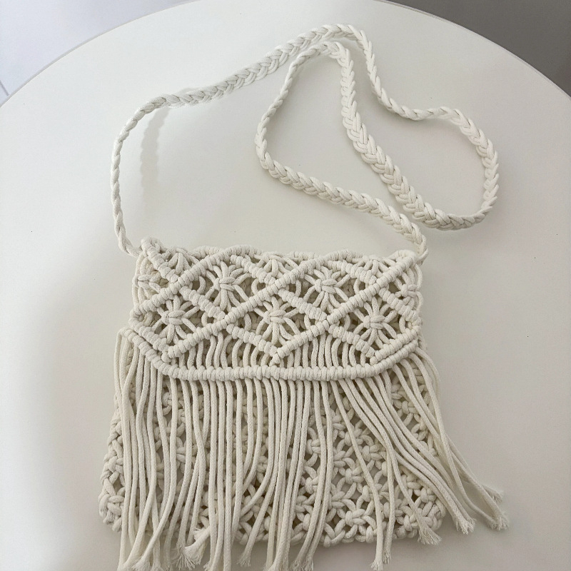 Slamnata crossbody torbica s resicama, mala, gradski minimalistički stil