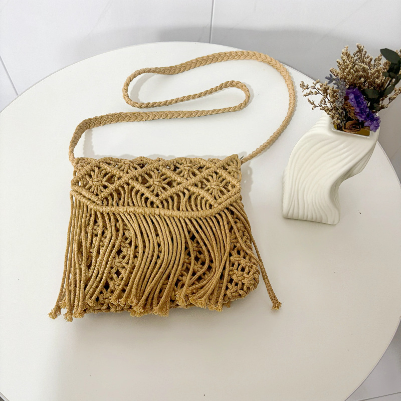Slamnata crossbody torbica s resicama, mala, gradski minimalistički stil
