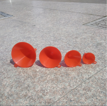 Pâlnie din plastic roșu pentru lichide, disponibilă în dimensiuni mari și mici, pentru ulei