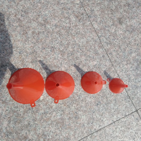 Pâlnie din plastic roșu pentru lichide, disponibilă în dimensiuni mari și mici, pentru ulei